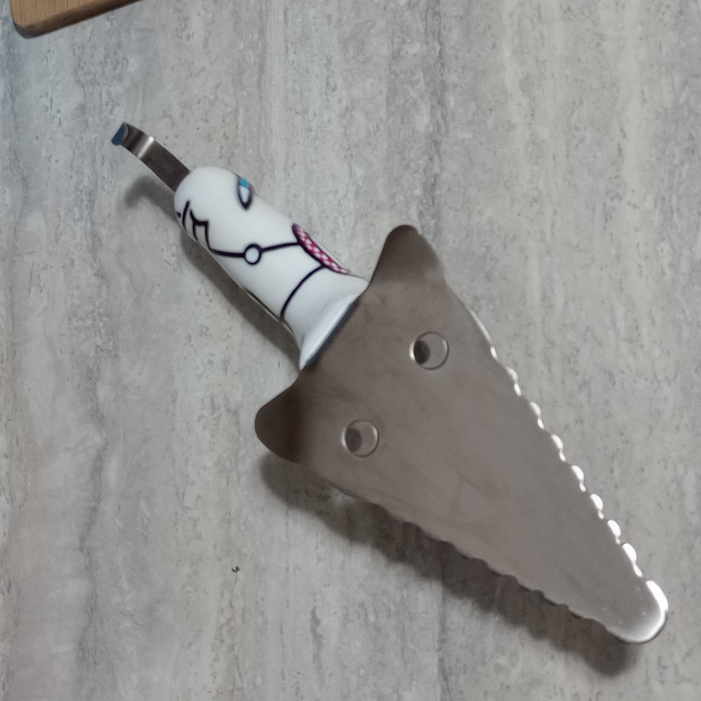 Pylones Filou In A Kitchen Cake Slice Server Dog Design By Laurent Mouveau